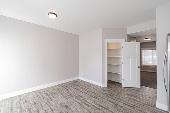 Building Photo - 654 S Saturn Ave