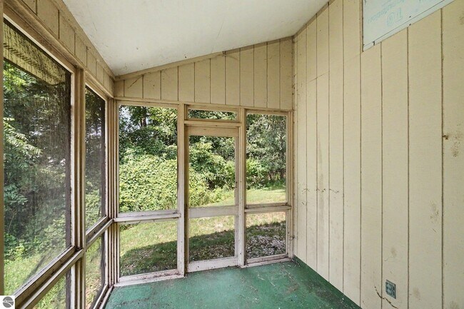 Building Photo - 981 Meadowbrook Dr