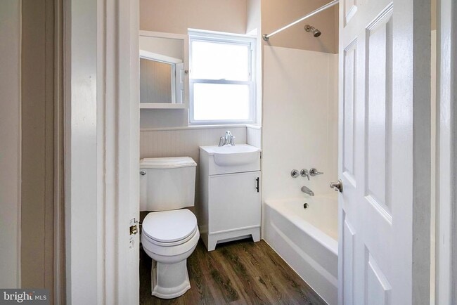 Building Photo - 614 Hunter St