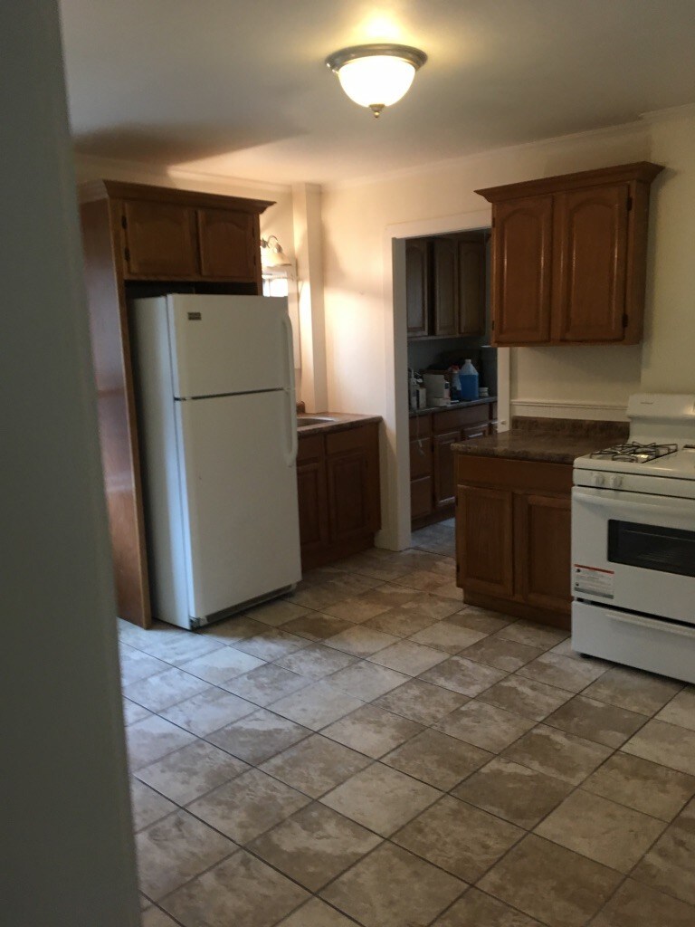 Building Photo - 148 Walnut St