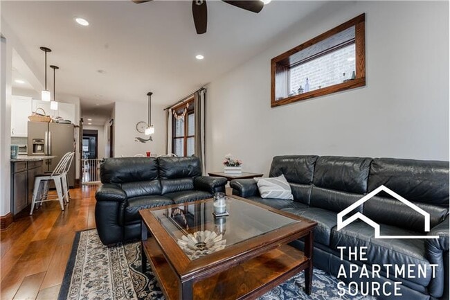 Building Photo - 1019 W Oakdale Ave