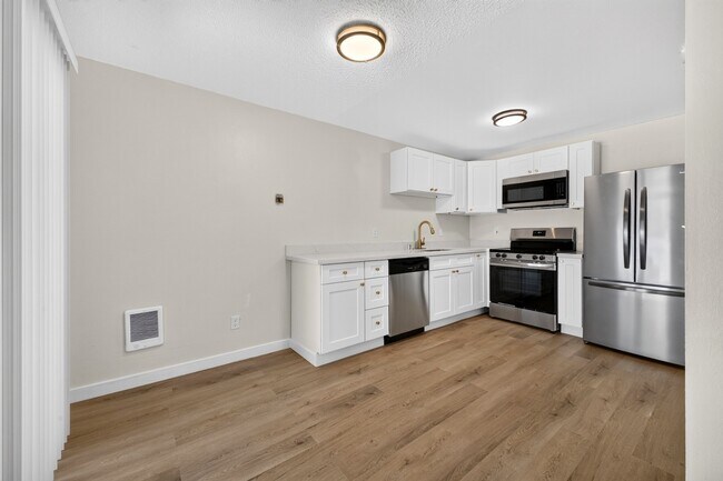 Building Photo - Renovated 2 bedroom Duplex