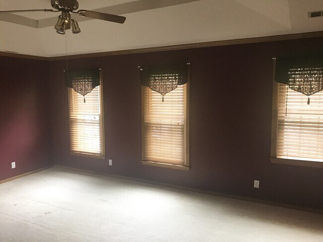 Building Photo - {15031} Charming Two Story Home + Huge, Fenced Yard + Cul de Sac
