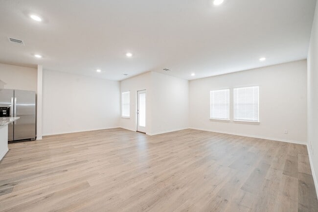 Building Photo - 2110 Thornton Dr