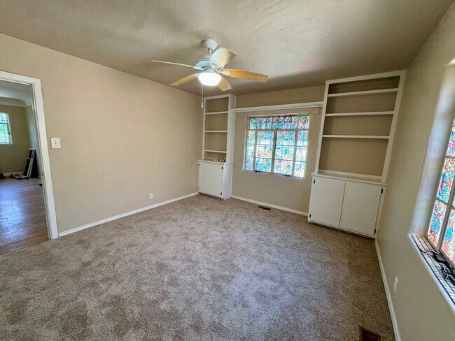 Building Photo - North Campus Gem!