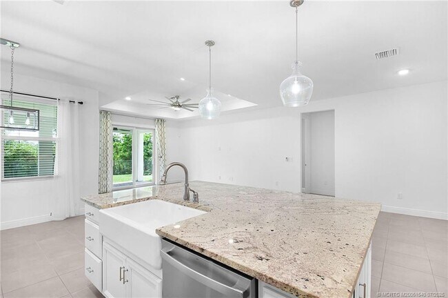 Building Photo - 4914 SW Montclair Dr