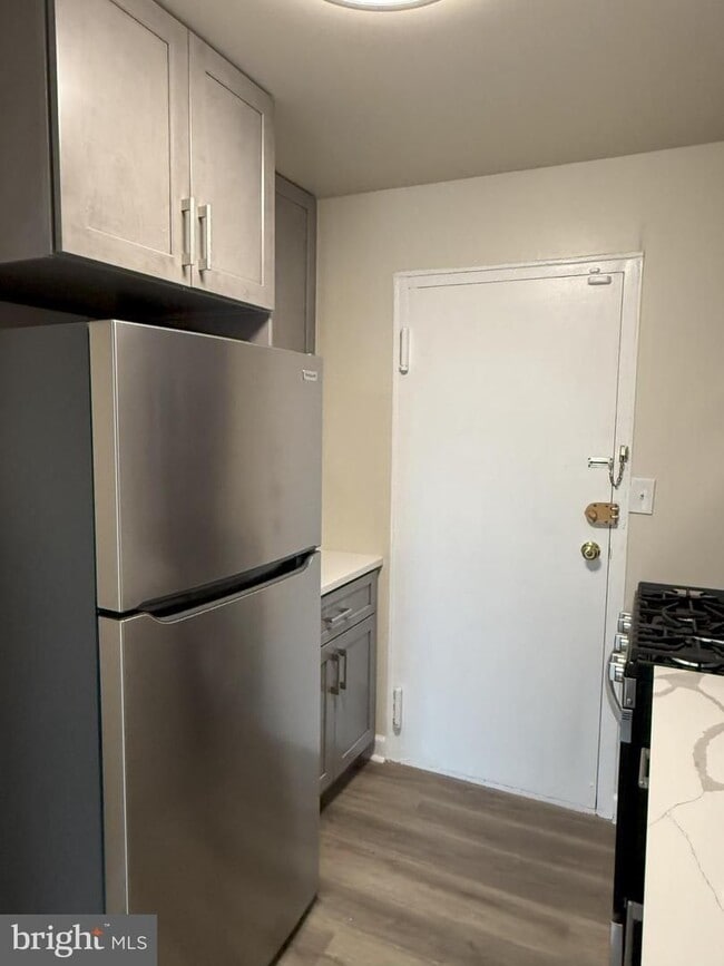 Building Photo - Spacious & Updated One Bedroom W/All Energy Utilties Included, Parking, Laundry on Site, & Much M...