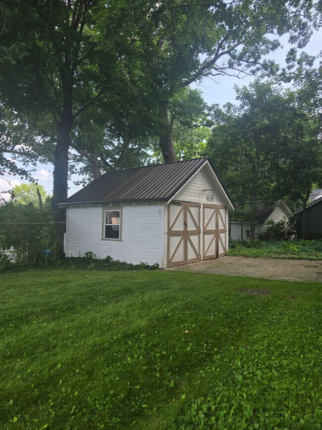 Building Photo - Kent Ohio 2 Bedroom 1.5 Bath 2 Bonus Rooms.