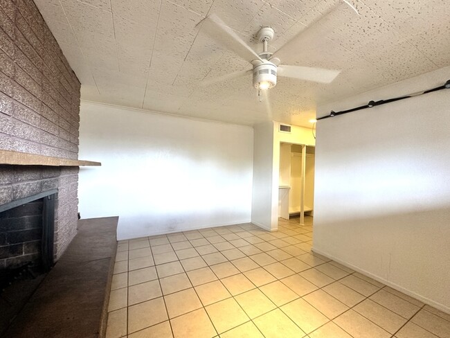 Building Photo - Gigantic Yard 2 Bedroom with Washer/Dryer,...