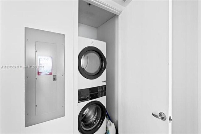 Building Photo - 18201 Collins Ave