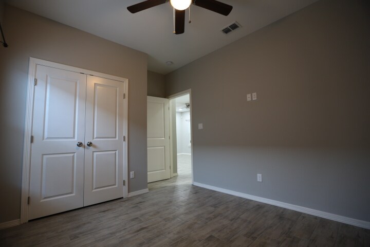 Building Photo - 1402 W Heritage Dr