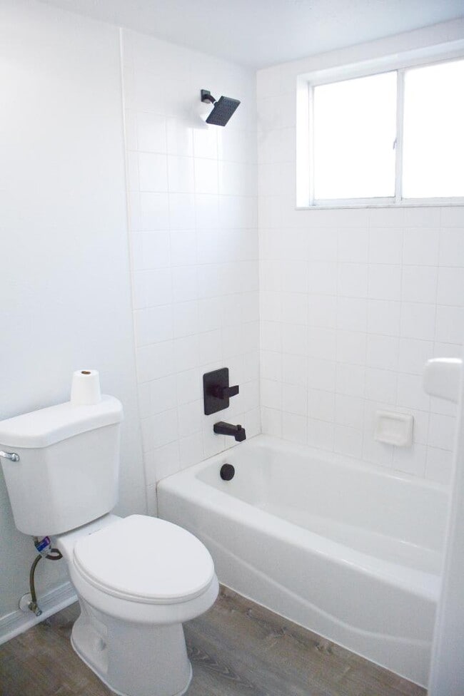 Building Photo - 211 Circle Dr