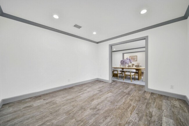 Building Photo - 10042 Briar Forest Dr