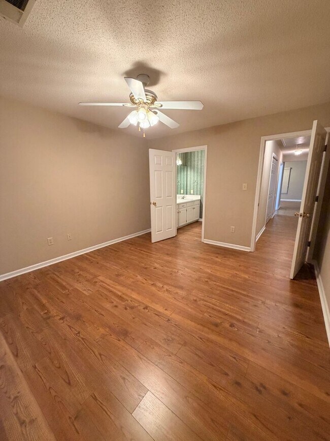 Building Photo - 121 Timberwood Rd