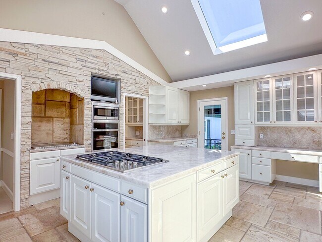 Building Photo - Exceptional Executive Estate With Pool and Tennis Court