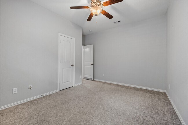 Building Photo - 636 Maple Point Dr E