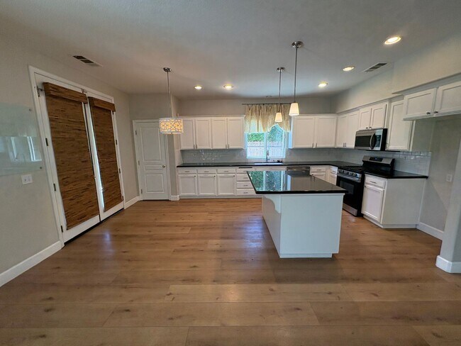 Building Photo - NW Two story home, located in Foxwood subd...