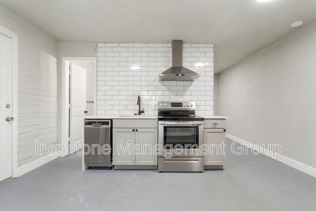 Building Photo - 2618 E 8th St