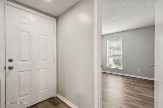 Building Photo - Renovated Condo in a Convenient Location!