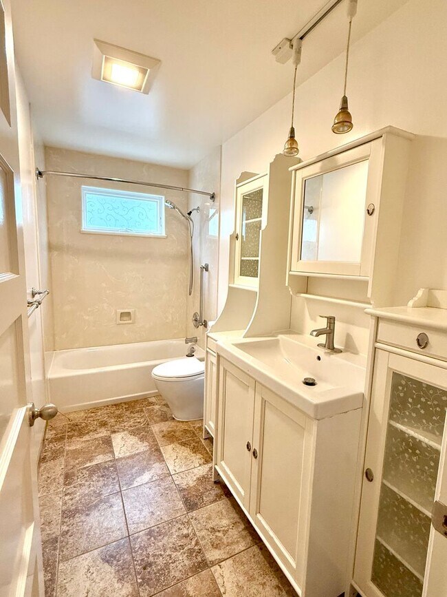 Building Photo - $2,400 / 2 BR - Beautifully Updated Home in Desirable Alameda Neighborhood