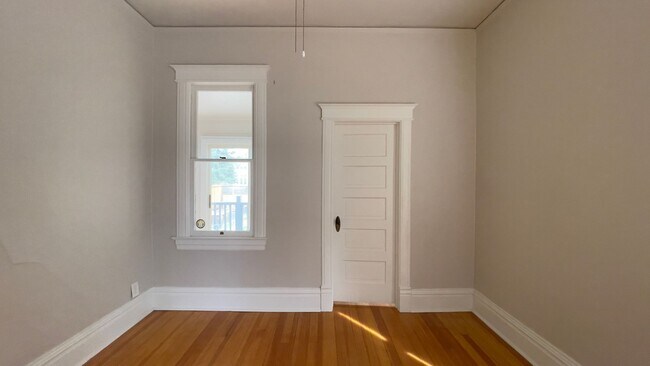 Building Photo - Beautiful 3 bed/2 bath Near Downtown!
