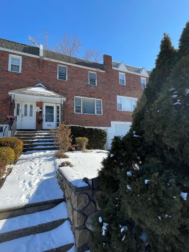 Primary Photo - Beautiful 3 Bedroom, 1.5 Bath in Brookhaven