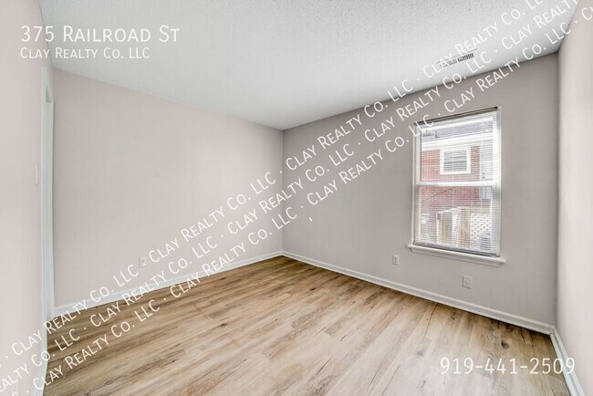 Building Photo - 375 Railroad St