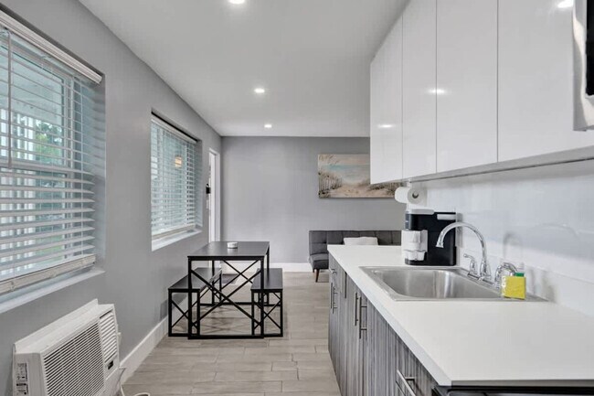 Building Photo - 906 N Riverside Dr