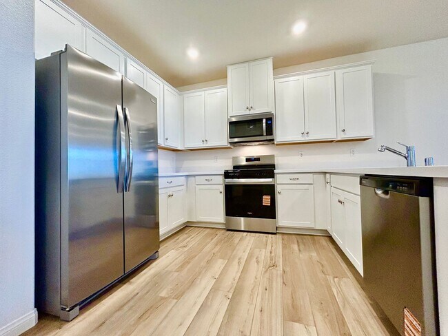 Building Photo - Brand new Townhome in Summerlin Grand Park Village