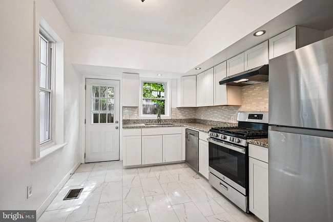 Building Photo - Modern 3-Bedroom Home Near University City...