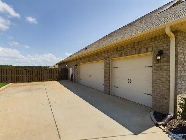 Building Photo - 219 Maureen Dr SW