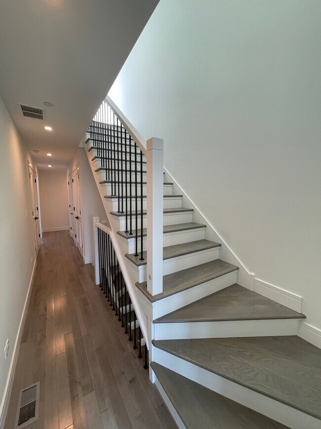 Building Photo - 719 N Elizabeth St