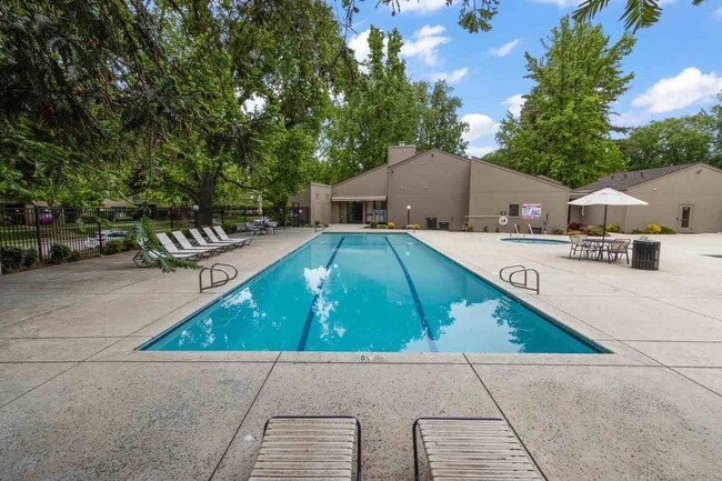 Building Photo - Gorgeous Remodeled 2 Bed in Campus Commons