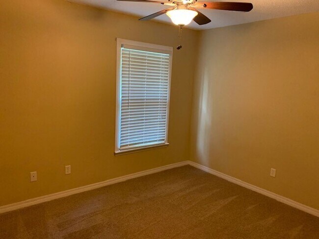 Building Photo - Lot of Updates 3/2.5 Close to USA