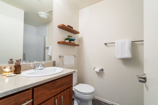Building Photo - 2 Bed, 2 Bath Bright & Modern Condo in the Pearl District - Now Available!