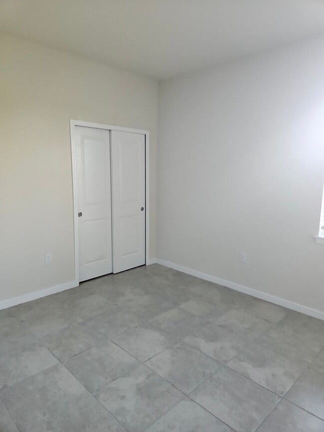 Building Photo - Call Ed for showings (352) 217-0284