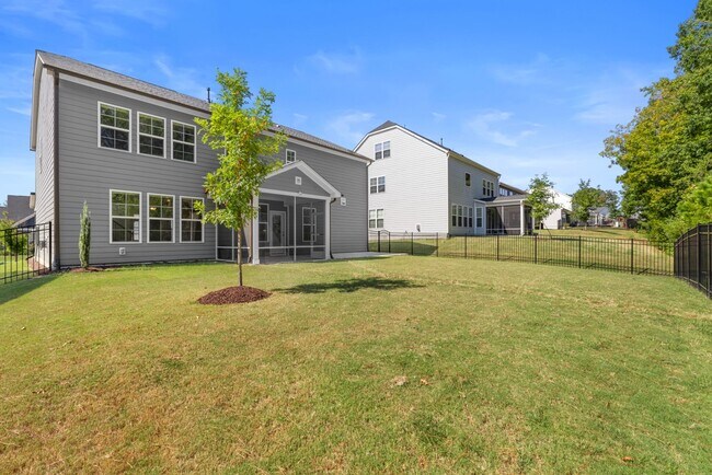 Building Photo - 1929 Latham Oaks Ave