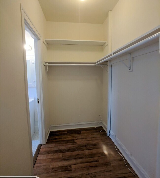 Building Photo - 2536 N Sawyer Ave