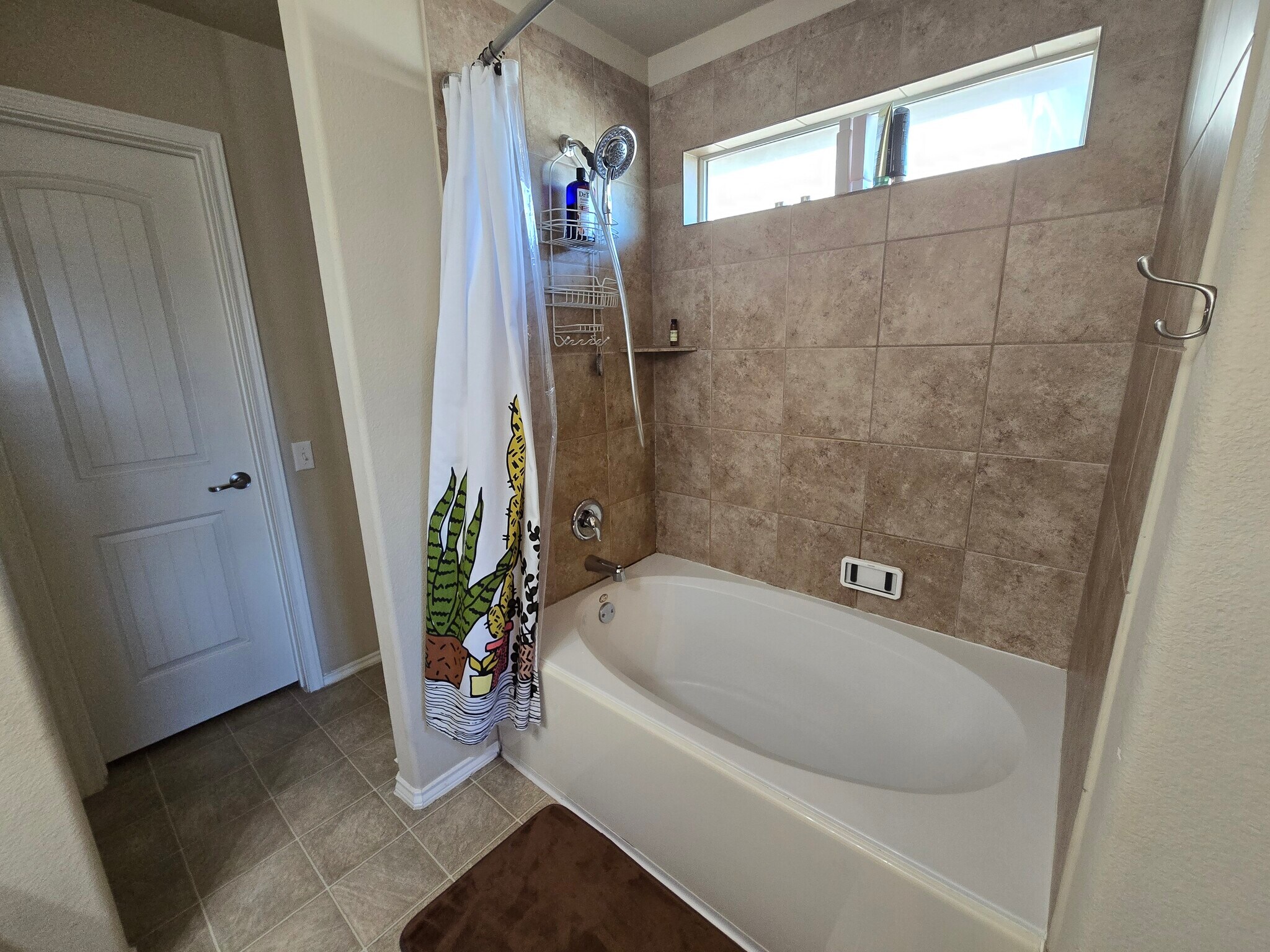 Garden tub in master bathroom - 10116 Deer Chase Trl