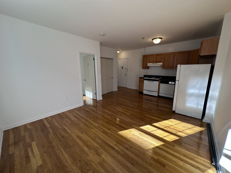 Livingroom-Kitchen - 2.5 Room 1 Bed 1 Bath - 171 Manor