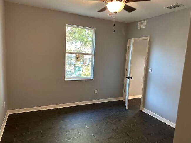 Building Photo - Affordable 3/1 Duplex in Plant City