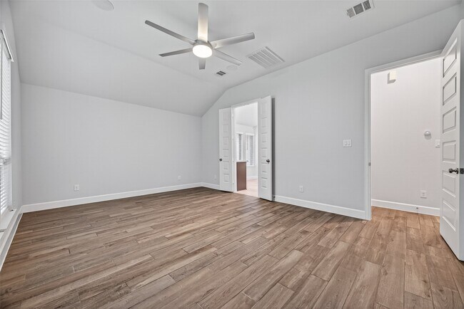 Building Photo - 302 Sky Top Dr