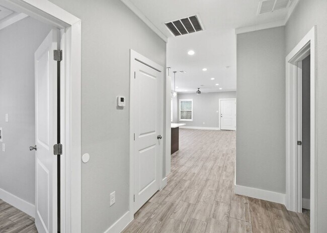 Building Photo - Modern 3 Bedroom Home Minutes from Downtown San Antonio