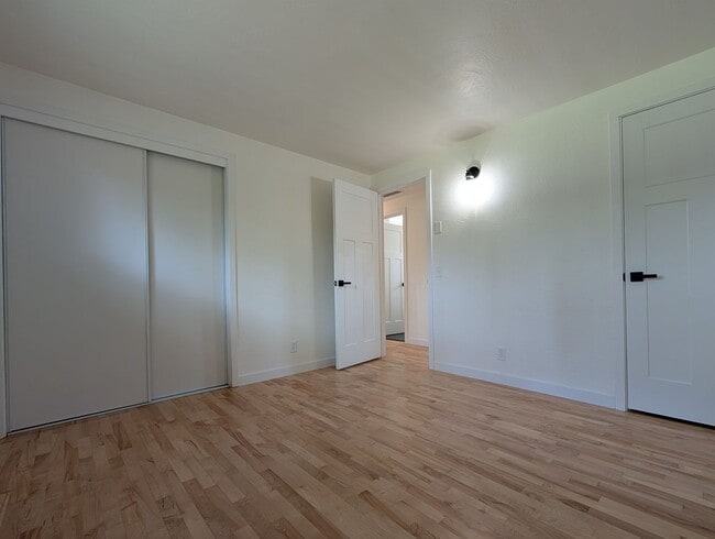 Building Photo - updated 4bed/2bath duplex near Oakway Rd