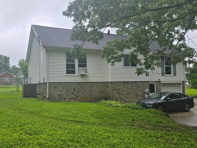 Building Photo - Country Charm Meets City Convenience – You...