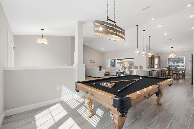 Building Photo - 8 Creek Ct