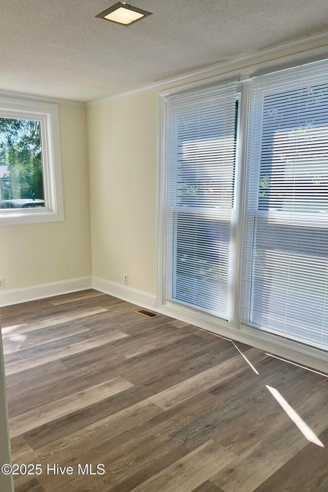 Building Photo - 2607 S Memorial Dr