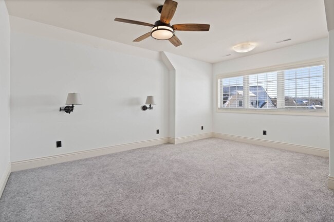 Building Photo - Large 5 Bedroom Home W/ Fenced yard