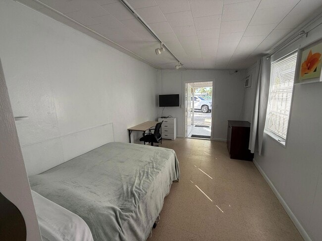 Building Photo - 605 E Coast Ave