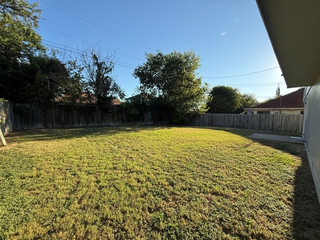 Building Photo - 2501 Windmill Dr